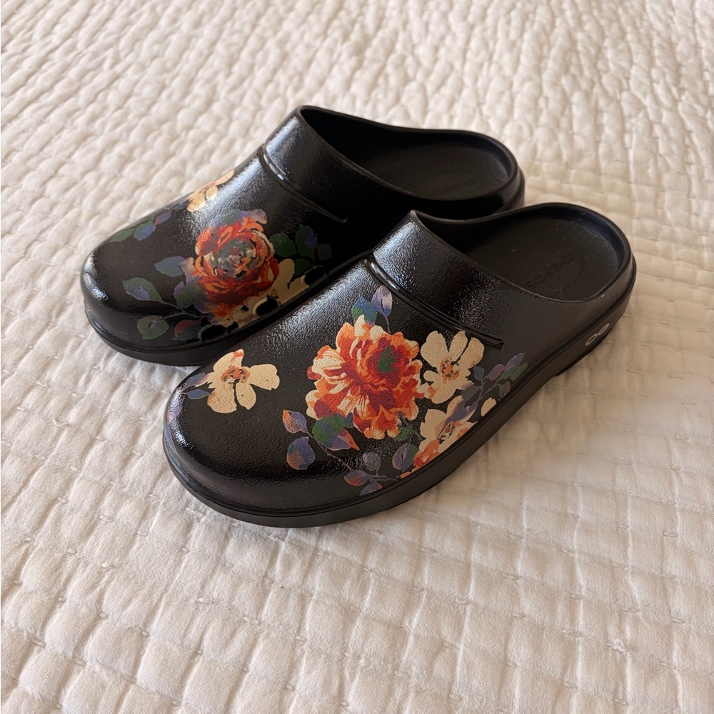 Oofos Black Floral Slip-On Clog Mules wild flora size 7 women’s